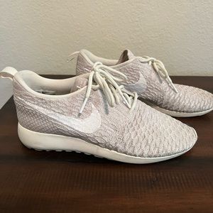 Nike Silver Grey White size 7.5 EUC